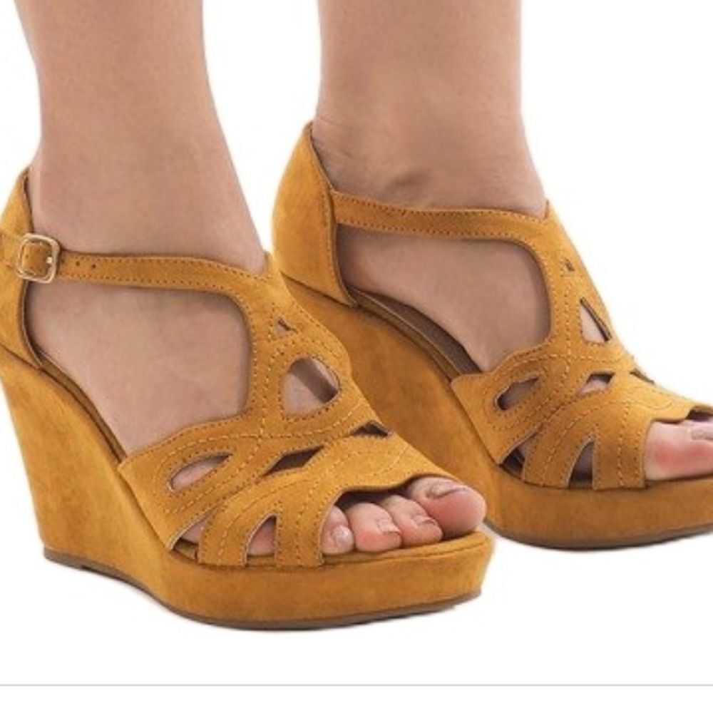 BRAND NEW HERSTYLE OPEN TOE STRAPPY WEDGE STYLE SANDALS
